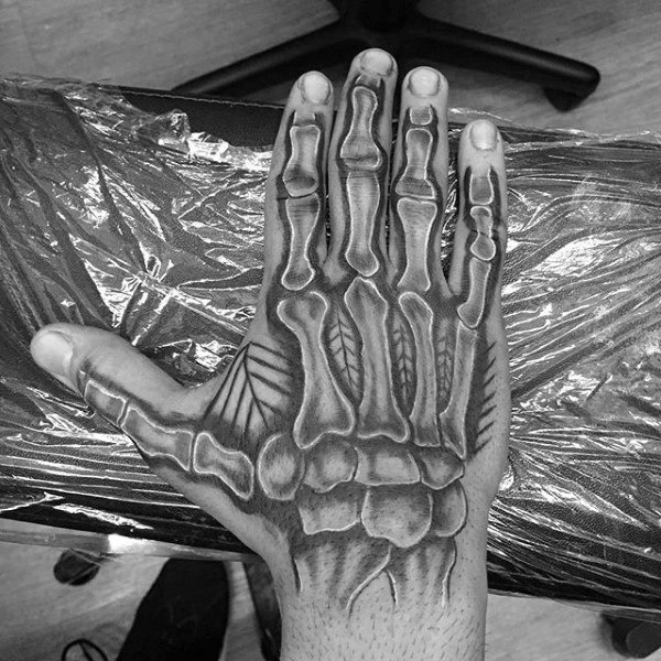 tatuaggio osso scheletro mano 93