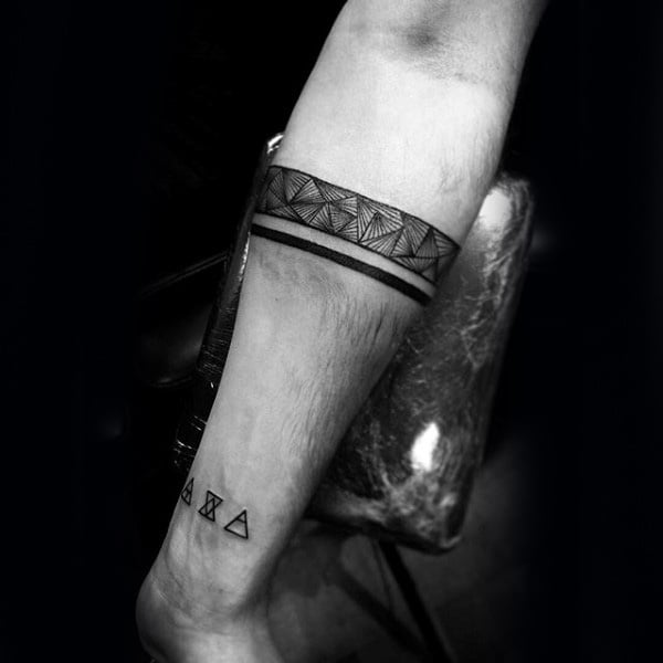 tatuaggio bracciale nero 85