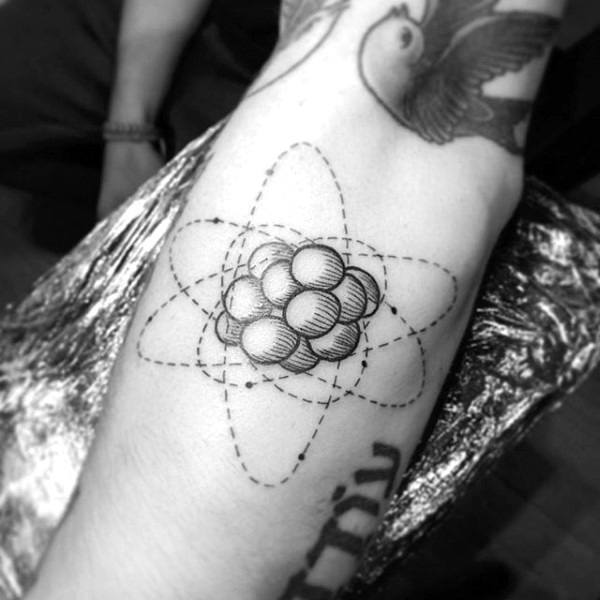 tatuaggio atomo 105