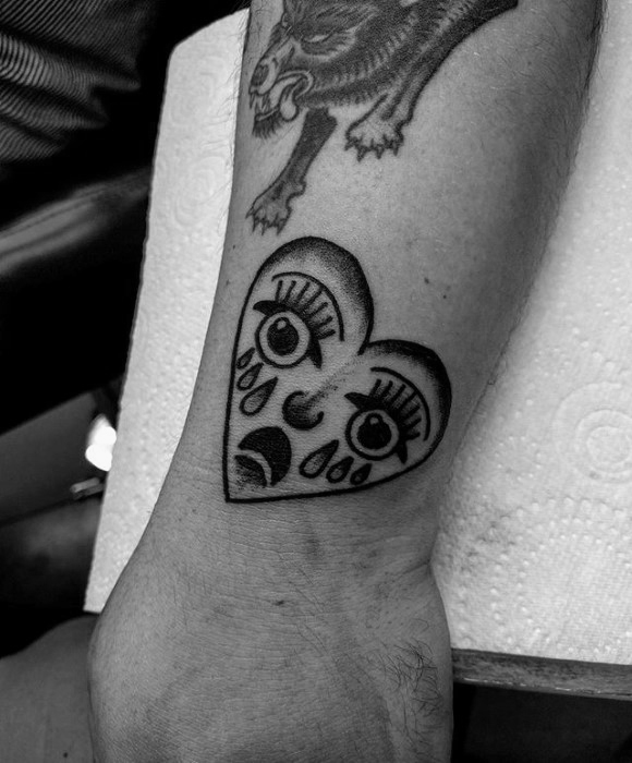 tatuaggio cuore che piange 15