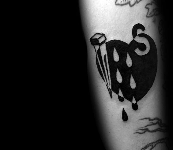 tatuaggio cuore che piange 33