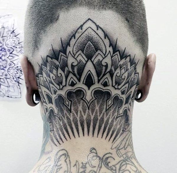 95 Tatuaggi sul capo: perché tatuarsi la testa?