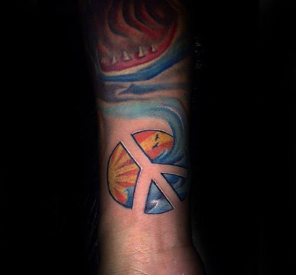 tatuaggio simbolo pace 77