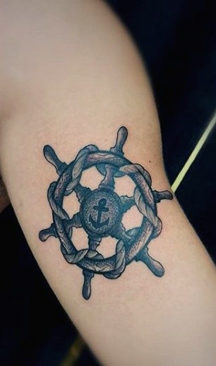tatuaggio timone volante barca 111
