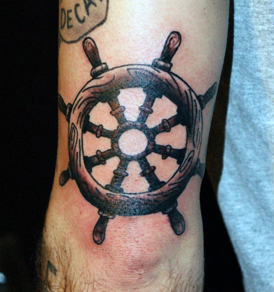 tatuaggio timone volante barca 121