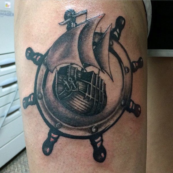 tatuaggio timone volante barca 133