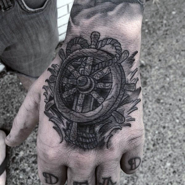 tatuaggio timone volante barca 33