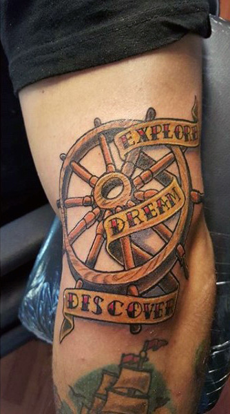 tatuaggio timone volante barca 61