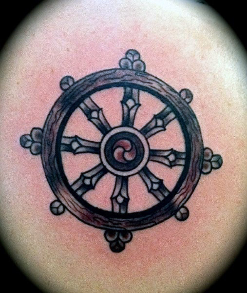 tatuaggio timone volante barca 63
