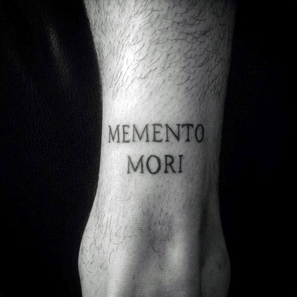 tatuaggio frase memento mori 109