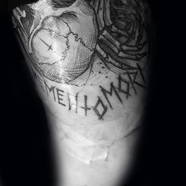 tatuaggio frase memento mori 113