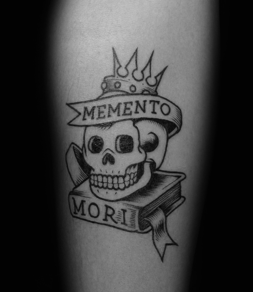 tatuaggio frase memento mori 43