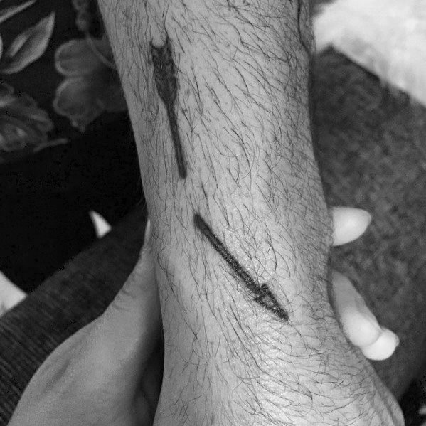 tatuaggio freccia rotta 41