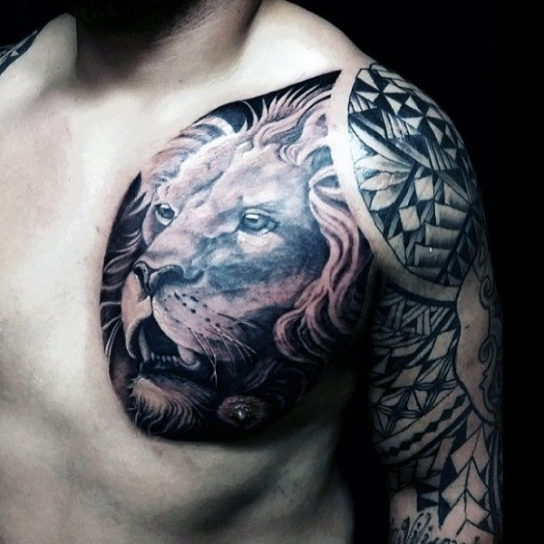 tatuaggio leone sul petto 119