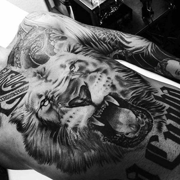 tatuaggio leone sul petto 67