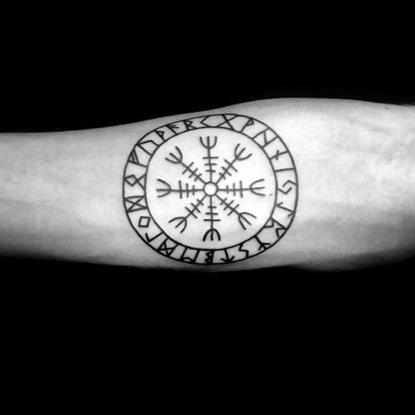 40 Tatuaggi con il simbolo vichingo Aegishjalmur (con significato)