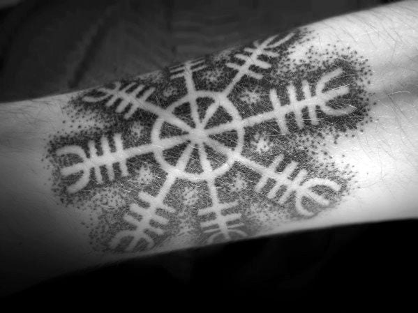 tatuaggio simbolo vichingo aegishjalm 23