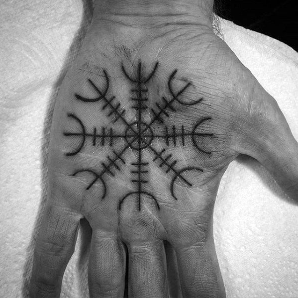 tatuaggio simbolo vichingo aegishjalm 43