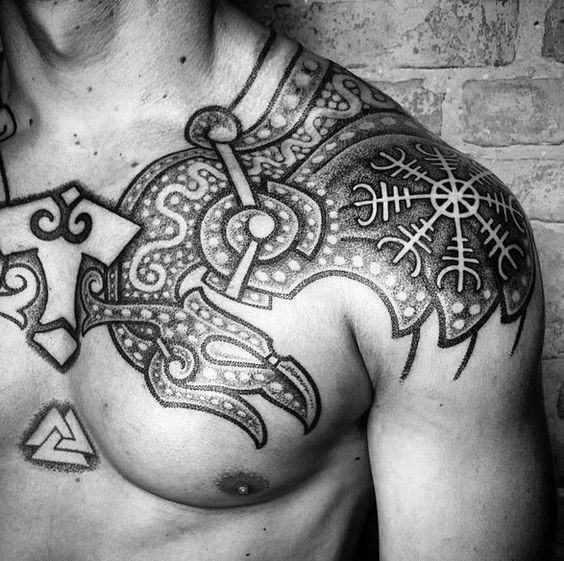tatuaggio simbolo vichingo aegishjalm 51
