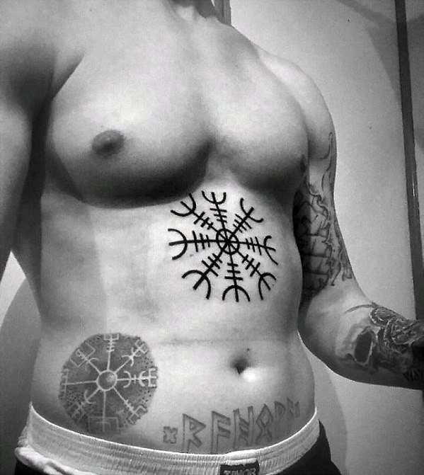 tatuaggio simbolo vichingo aegishjalm 69