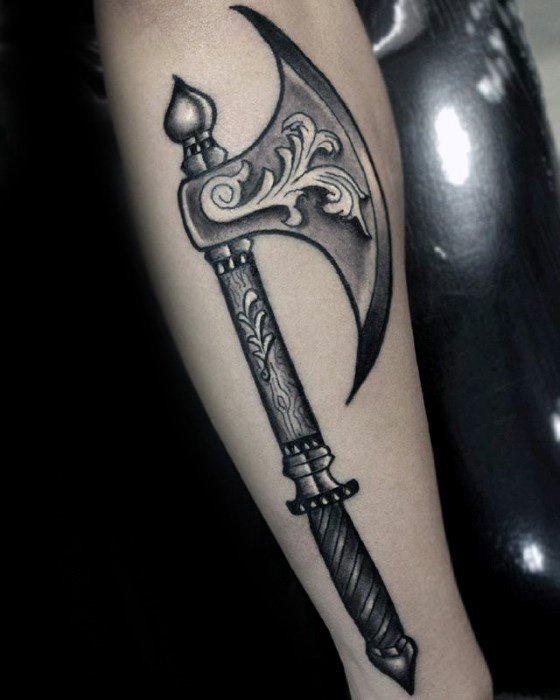 55 tatuaży z toporem (wraz z ich znaczeniem)