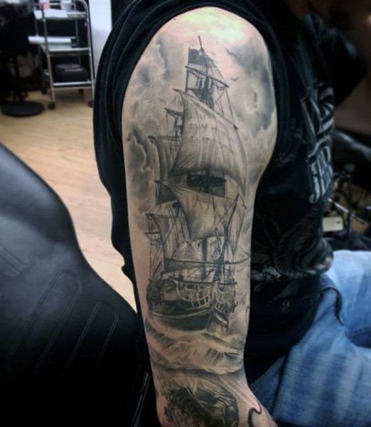 65 tatuaży ze statkiem (wraz ze znaczeniami)