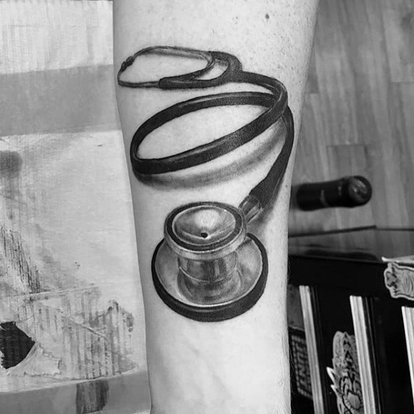 35 tatuaży ze stetoskopem (wraz ze znaczeniem)