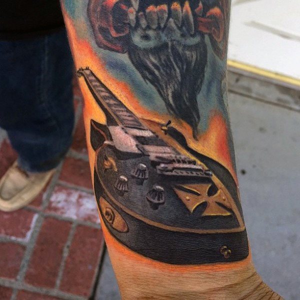 65 tatuaży z gitarą (ze znaczeniem)