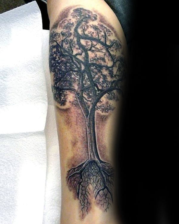 51 tatuaży z korzeniami drzew (wraz ze znaczeniem)