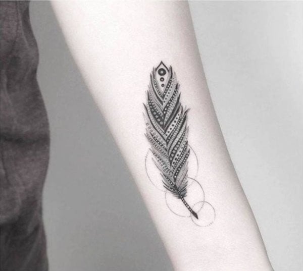 147 tatuaży z piórami: wzory i znaczenie 