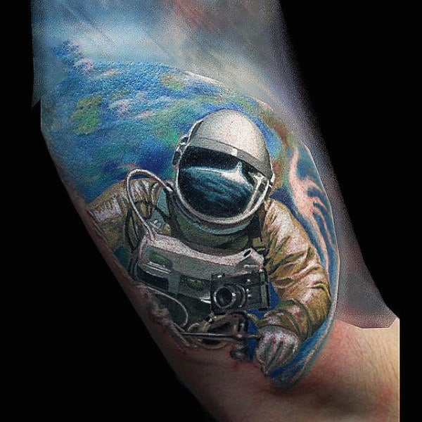 Tatuaże z astronautami: 95 wzorów astronomicznych (ze znaczeniem)