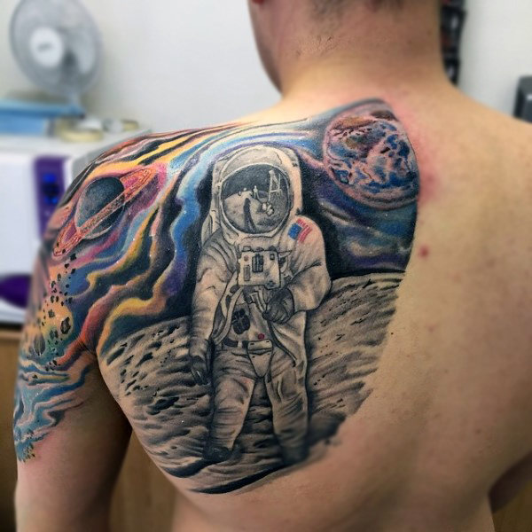 tatuaz astronauta astronomiczny 154