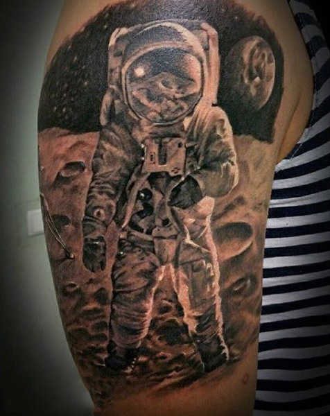 tatuaz astronauta astronomiczny 162