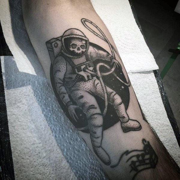 tatuaz astronauta astronomiczny 166