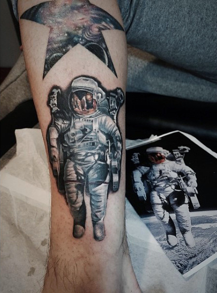 tatuaz astronauta astronomiczny 36