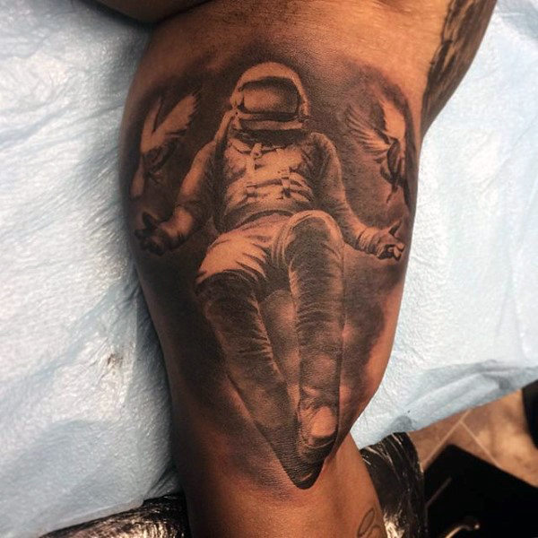 tatuaz astronauta astronomiczny 56