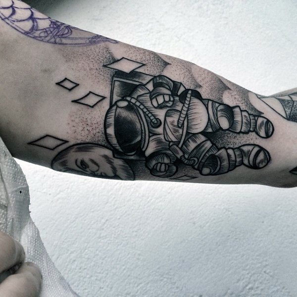 tatuaz astronauta astronomiczny 84