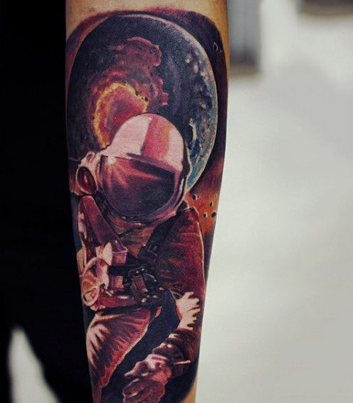 tatuaz astronauta astronomiczny 94