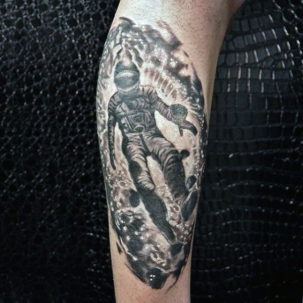 tatuaz astronauta astronomiczny 96