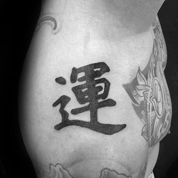 tatuaz chinskimi literami symbolami 24