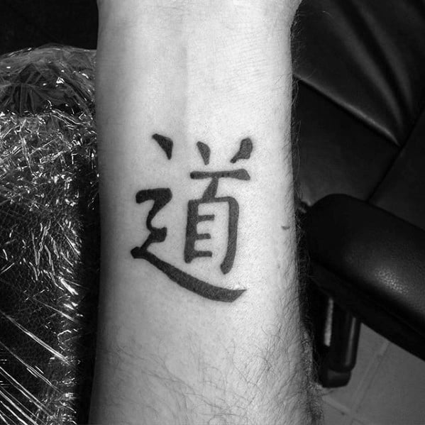 tatuaz chinskimi literami symbolami 82