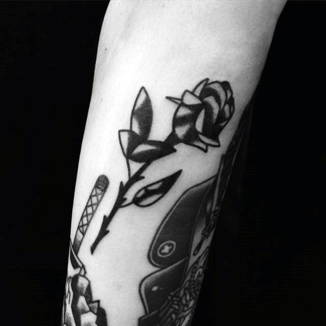 tatuaz czarna roza 110