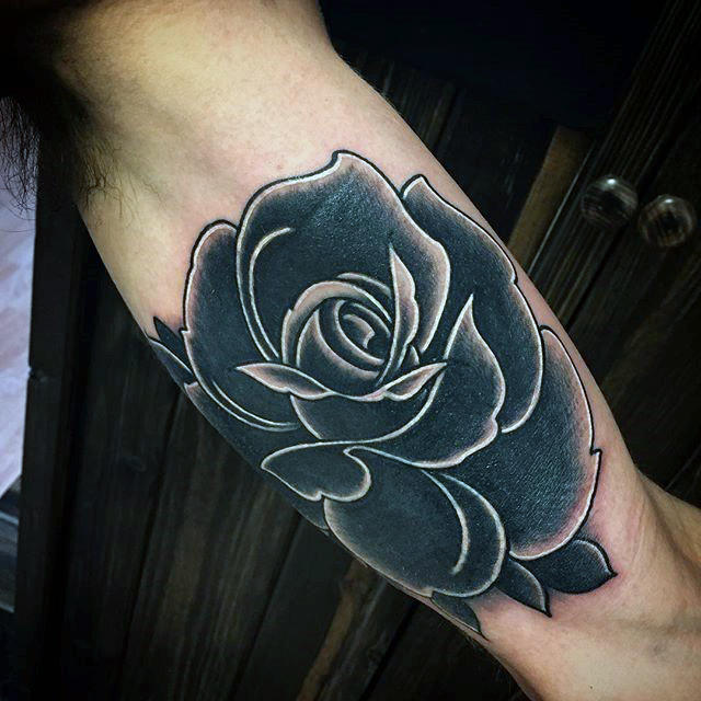 tatuaz czarna roza 114
