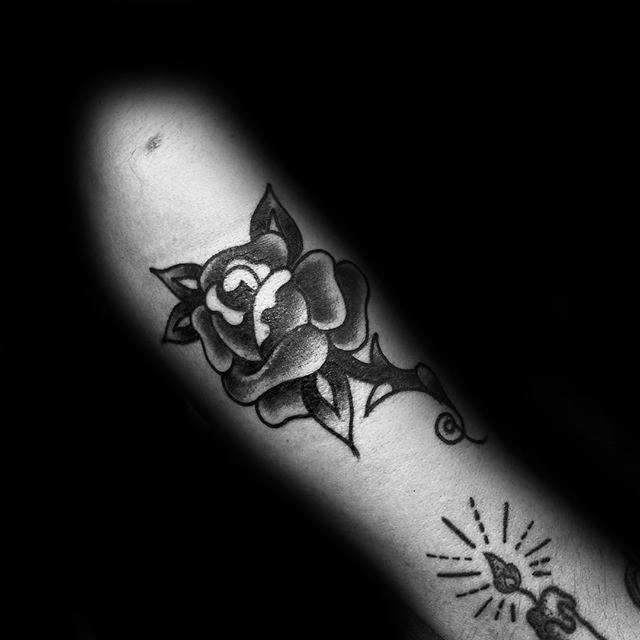 tatuaz czarna roza 118