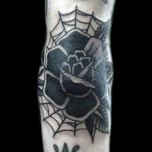 tatuaz czarna roza 138
