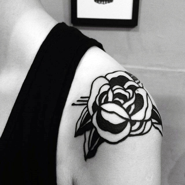 tatuaz czarna roza 20