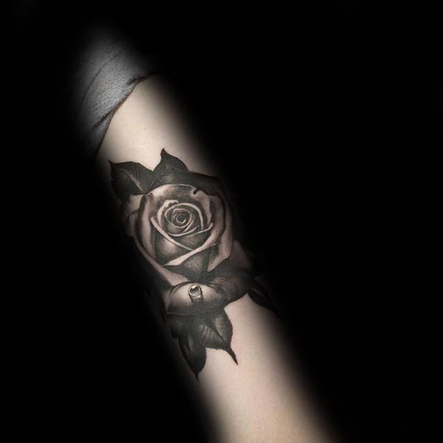 tatuaz czarna roza 40