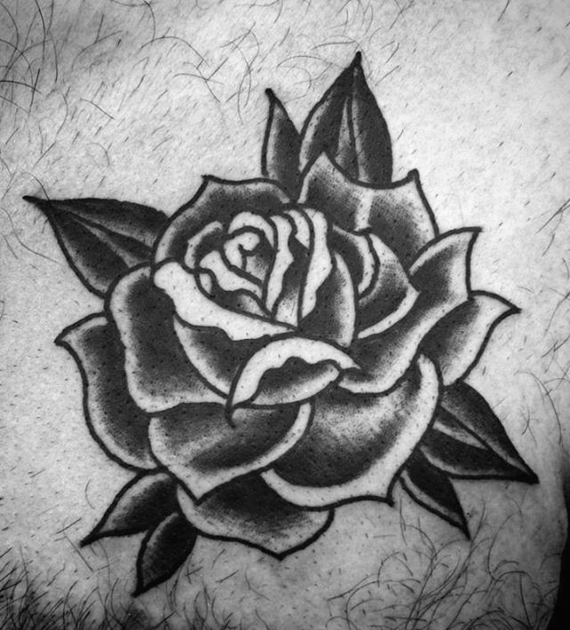 tatuaz czarna roza 80