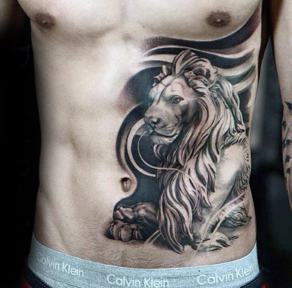 tatuaz lew klatce piersiowej 64