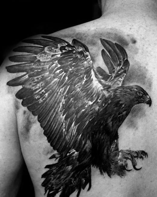 tatuaz orla na plecach 16